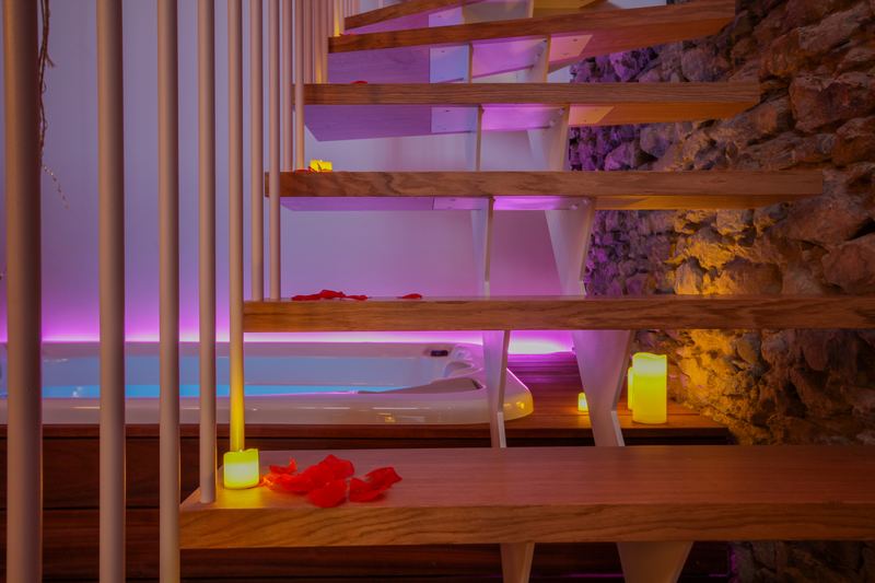 Le spa au pied du mur en pierre